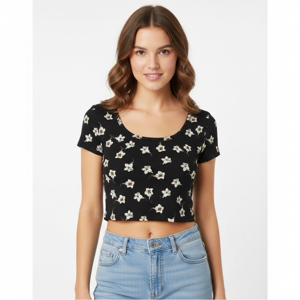 Black Floral Crop Top with Short Sleeves